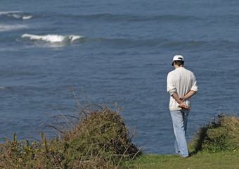Hombre mirando al mar