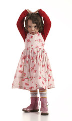 bambina con le mani sulla testa