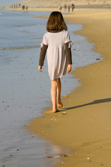 enfant marchant sur la plage