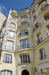 Obraz premium Façade en creux, Immeuble de pierre, Paris, France.