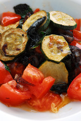 Insalata di cipolla zucchine e pomodori