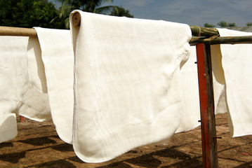 Drying sheets of natural rubber