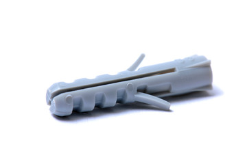 Grauer Dübel vor weißem Hintergrund