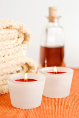 Fototapeta na wymiar Kerzen und Massageöl