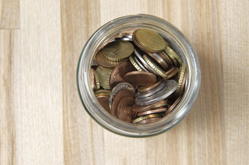 kleingeld stücke liegen in spar glas