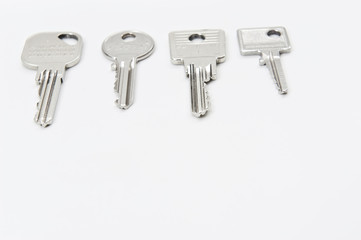 vier schlüssel liegen auf weiss