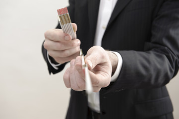 mann im anzug hat meterstab in der hand