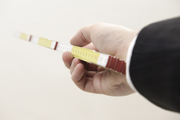 mann im anzug hat meterstab in der hand