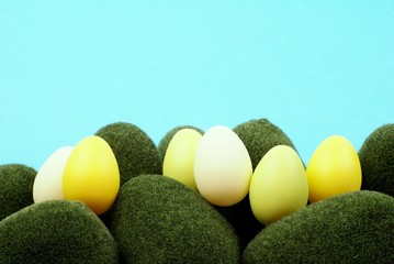 oeufs peints dans la nature