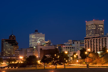 Fototapeta na wymiar Highrises z Memphis, Tennessee Skyline w nocy