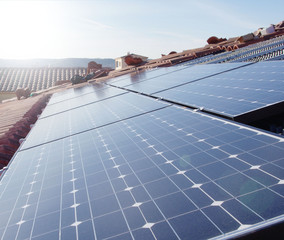 Panneaux sous le soleil