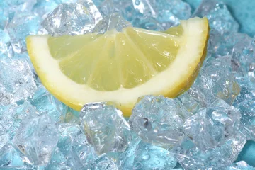 Photo sur Plexiglas Dans la glace Citron sur glace