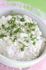 körniger frischkäse mit kresse