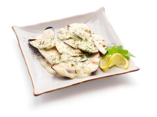 Mussel in white sauce with lemon slice and parsley with dill