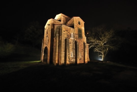 San Miguel de Lillo de noche