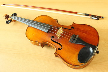 Fototapeta na wymiar antyczne skrzypce z fiddlestick