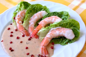 Frische Garnelen mit Salat und Dressing
