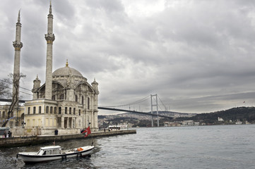 Fototapeta na wymiar Ortakoy meczet i Bosfor Most