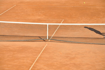 terrain de tennis sur terre batue et ombre © Claireliot