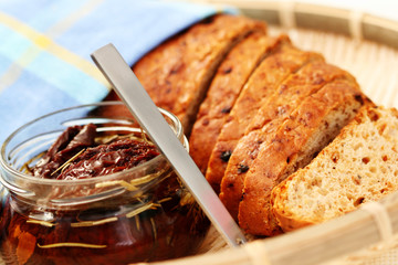 bread with dry tomatoes