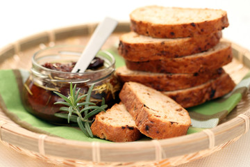 bread with dry tomatoes