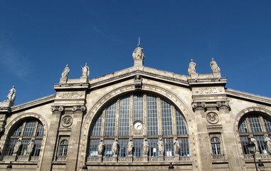 Fototapeta na wymiar Façade blanche de la gare du Nord, Paris; France.