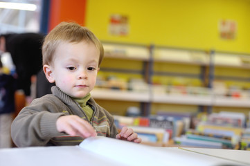 enfant bibliotheque lecture