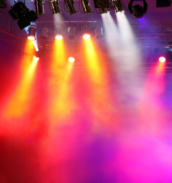 Orange-rote Lichtkegel auf der Bühne