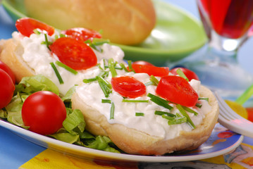 Fototapeta na wymiar sandwich with cottage cheese and tomato
