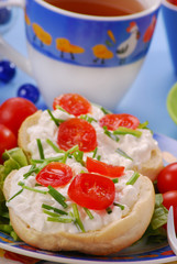 sandwich with cottage cheese and tomato