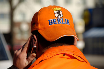 stadtreiniger telefoniert mit handy