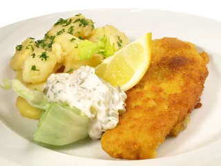 Fotobehang Backfisch mit Kartoffelsalat und Remoulade © ExQuisine