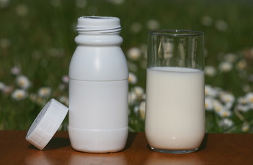 Obraz na płótnie Canvas milk,lait,yaourt ,bouteille ,pot,verre,frais,fraicheur,crème