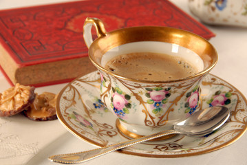 Antike Sammeltasse mit altem Buch