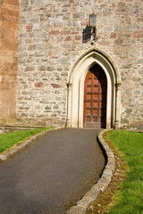 Fototapeta na wymiar Droga do drzwi kościoła