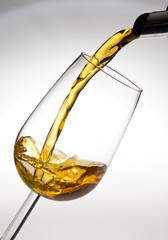 bicchiere con vino bianco