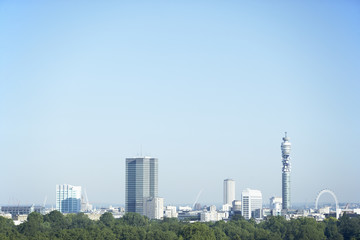 Fototapeta premium Pejzaż miejski z wieżą BT i kołem milenijnym, Londyn, Anglia