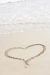 Fototapeta na wymiar Kształt serca rysowane w piasku na plaży