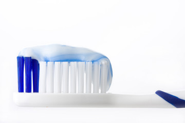 Zahnbürste isoliert auf weißem Hintergrund