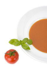 hausgemachte Tomatensuppe in einem weißen Teller