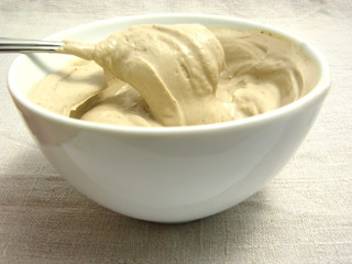 Quarkdip in Porzellanschüssel