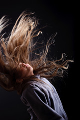 enfant fille au cheveux long