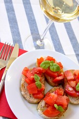 Bruschetta und Weißwein