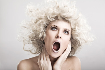 Beautiful blond woman screaming, artistic makeup - obrazy, fototapety, plakaty