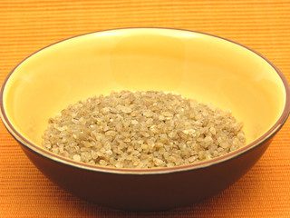 Bulgur in einer Keramikschale