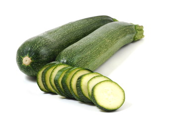frische zucchini isoliert auf weiß