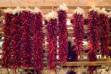 Fototapeta premium Papryczki chili wiszące na rynku Santa Fe w Nowym Meksyku