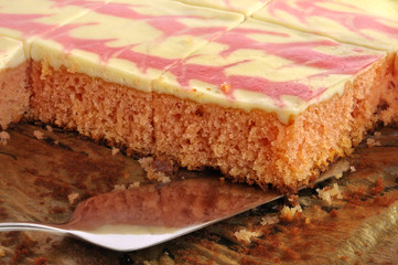 Angeschnittener Blechkuchen