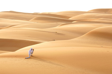 Fototapeta na wymiar Fotograf na pustyni