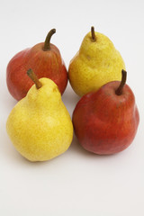 Gelbe und rote Birnen